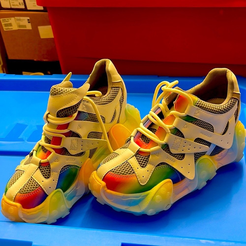 New never worn platform sneaker